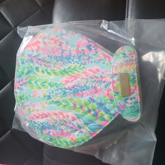 Lilly Pulitzer Catch The Wave Seashell Makeup Case - Picture 3 of 4